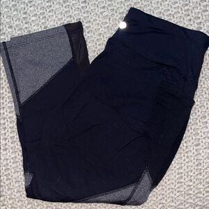Avia Black and Gray Capri Leggings